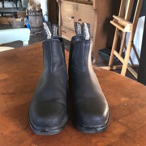 Blundtstone Chelsea Dress Boot; chisel toe
